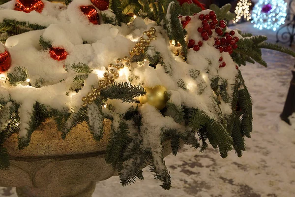 Noel Süsü Çelenkler Kışın Dışarıda Karla Kaplıdır — Stok fotoğraf