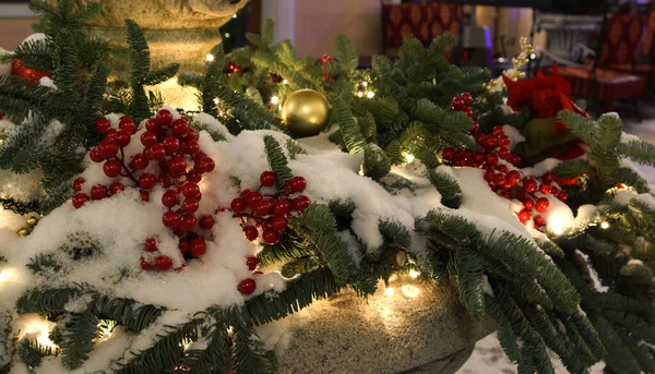 Vánoční Ozdoba Červenými Bobulemi Jedlovými Větvemi Věnci Pokrytými Sněhem Venku — Stock fotografie