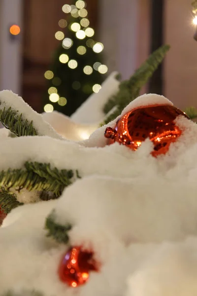 Tannenzweige Und Rote Kugeln Für Weihnachten Draußen Mit Schnee Bedeckt — Stockfoto