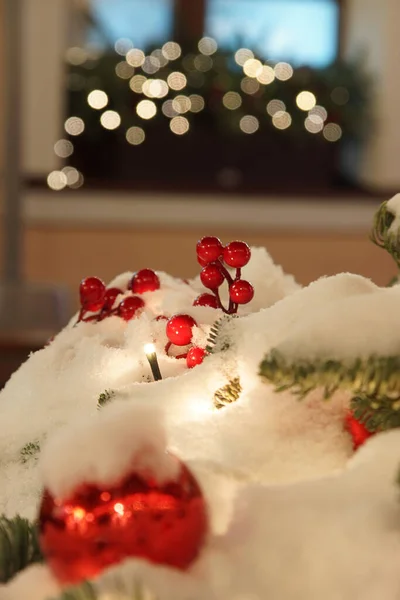 Dışarıda Noel Için Kırmızı Süslemeler Karla Kaplı Parlak Çelenklerin Arkasında — Stok fotoğraf