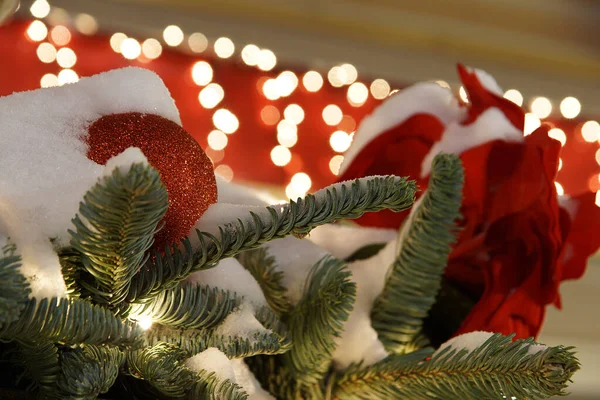 Tannenzweige Und Rote Dekorationen Für Weihnachten Draußen Mit Schnee Bedeckt — Stockfoto