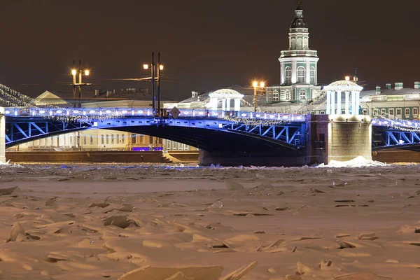 Zmrazená řeka, krásný zářící most s vánoční výzdobou — Stock fotografie