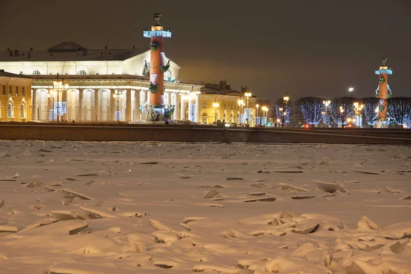 Frozen river, beautiful rastral columns with Christmas decorations — Stock Photo, Image