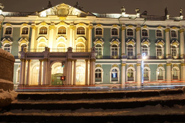 Beau bâtiment du palais d'hiver avec éclairage du soir en hiver — Photo