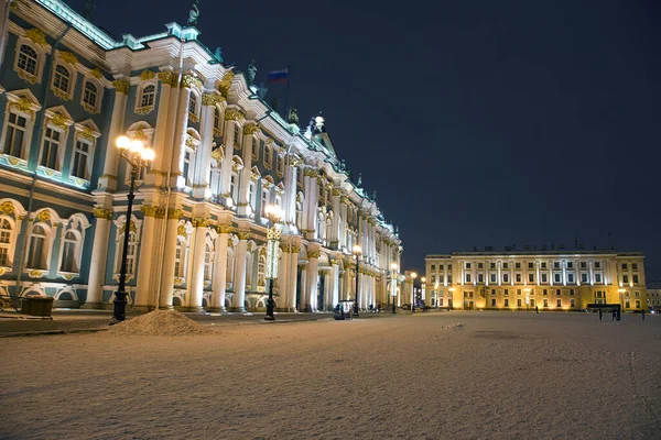 Plac Pałacowy i pustelnia z oświetleniem w zimowy wieczór w Petersburgu — Zdjęcie stockowe