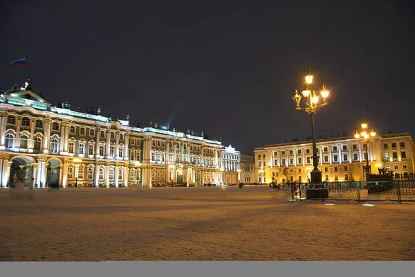 Kış Sarayı ya da Hermitage St. Petersburg 'da bir kış akşamı aydınlandı — Stok fotoğraf