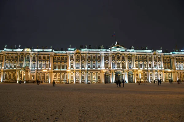 Winter Palace decorated for the holiday with illumination on a winter evening in St. Petersburg — Stock Photo, Image