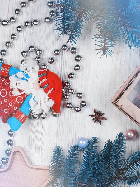 Планировка с новогодними и рождественскими украшениями в голубых тонах — стоковое фото