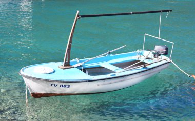 Denizin masmavi suda beyaz balıkçı teknesi