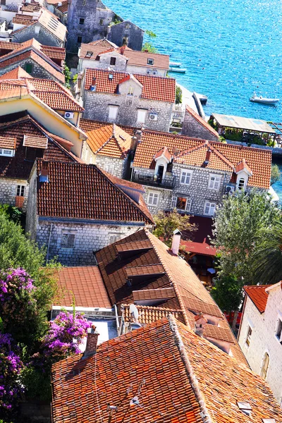 View from the top of the red tile roofs and the sea — Stock Photo, Image