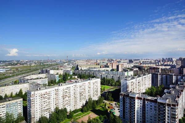 Vista panorâmica da área urbana de uma grande altura, céu, casa — Fotografia de Stock