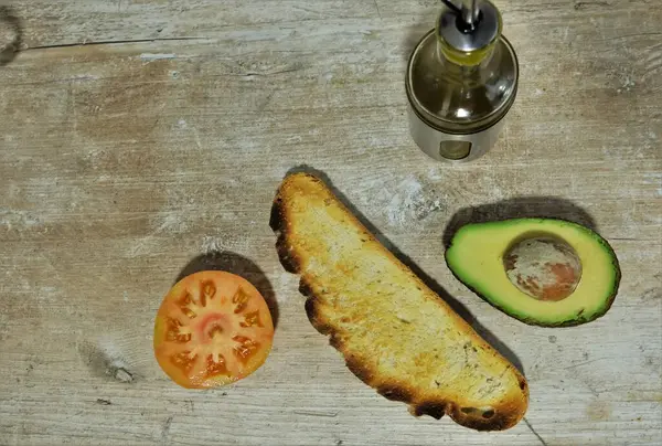 Domates, avokado ve zeytinyağlı kızarmış ekmek.