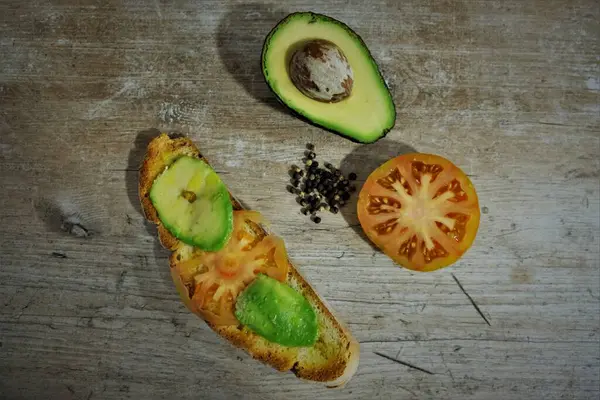 Domates, avokado ve zeytinyağlı kızarmış ekmek.