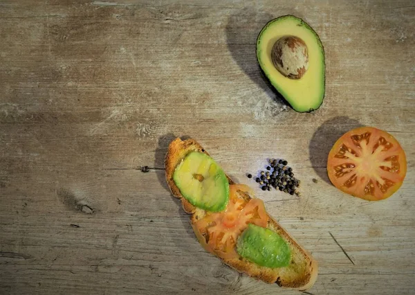 Domates, avokado ve zeytinyağlı kızarmış ekmek.