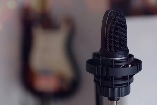 Siyah stüdyo mikrofonunu kapat.