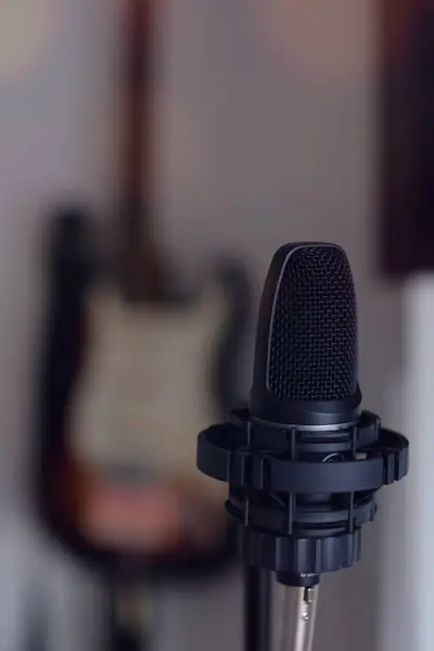 Siyah stüdyo mikrofonunu kapat.