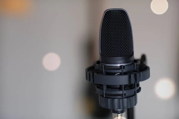Siyah stüdyo mikrofonunu kapat.