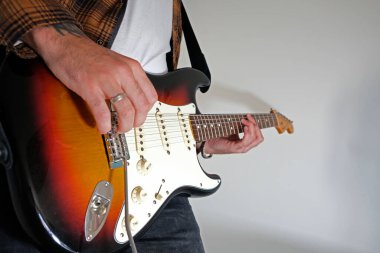 Güneş patlaması çalan adamın yakın çekim görüntüsü.