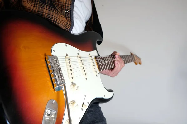 Güneş patlaması çalan adamın yakın çekim görüntüsü.