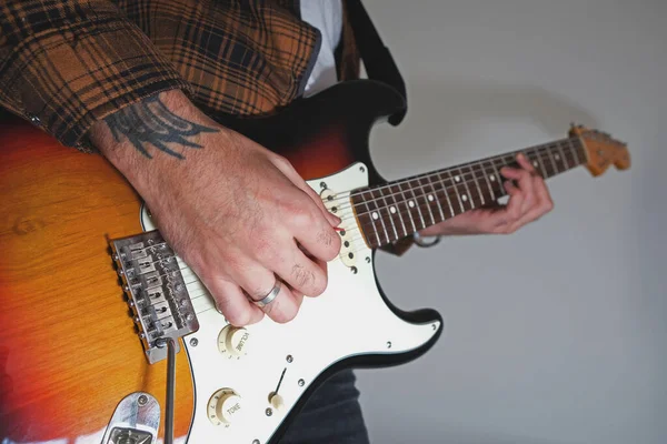 Güneş patlaması çalan adamın yakın çekim görüntüsü.