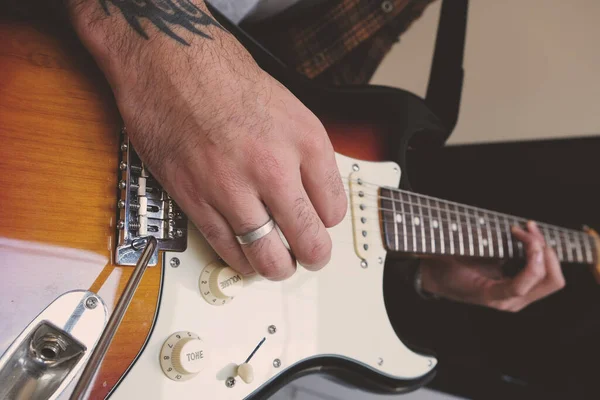 Güneş patlaması çalan adamın yakın çekim görüntüsü.