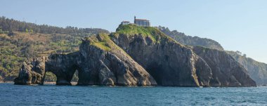San Juan de Gaztelugatxe adlı küçük bir adadaki dağın tepesinde inziva yeri. Denizden manzara