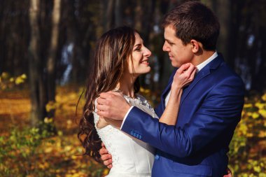 Sarılma mutlu yeni evli çift