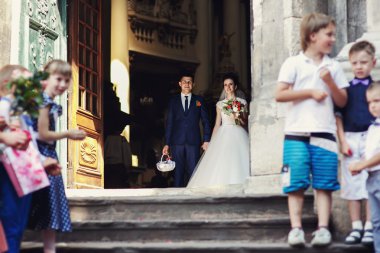 Gelin ve damat kiliseden yürüyüş