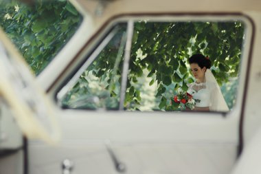 Seksi esmer gelin buketi ile