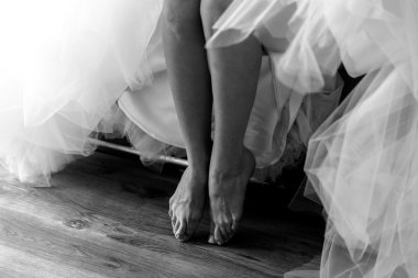 Beyaz elbiseli güzel gelinin bacak