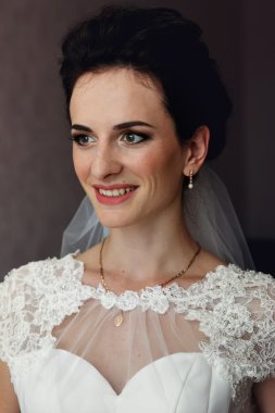 Güzel esmer gelin poz