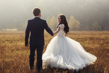 mutlu yeni evli çift elele