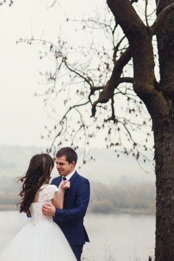 Yeni evli mutlu güzel Çift