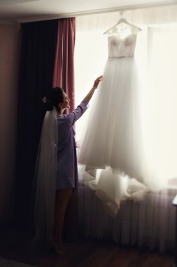 Güzel esmer gelin elbise arıyorum