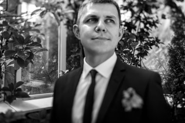 Yakışıklı güçlü damat takım elbise