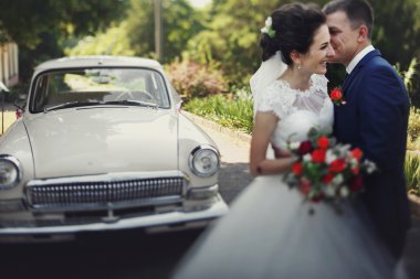 Gelin ve damat parkta öpüşme