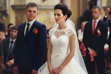 Gelin ve damat kilisede düğün töreninde
