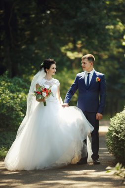 Romantik güzel yeni evli çift