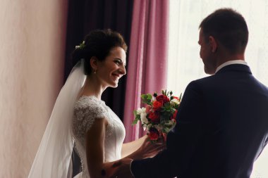 yakışıklı damat ve güzel gelin