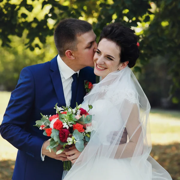 Casal feliz de recém-casados — Fotografia de Stock