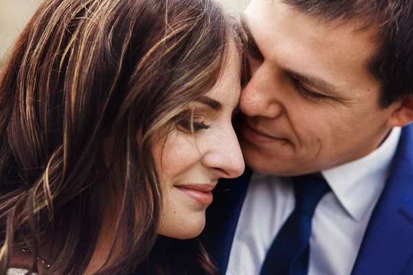 Sensuell romantisk nygift par — Stockfoto