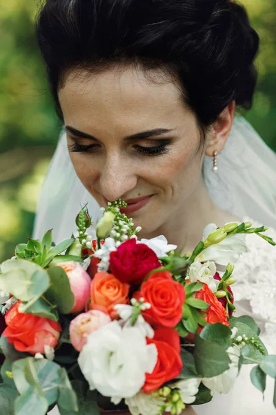 Schöne unschuldige brünette Braut — Stockfoto