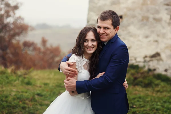 Feliz casal recém-casado abraçando — Fotografia de Stock