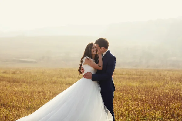 Romantisches märchenhaftes Brautpaar umarmt — Stockfoto