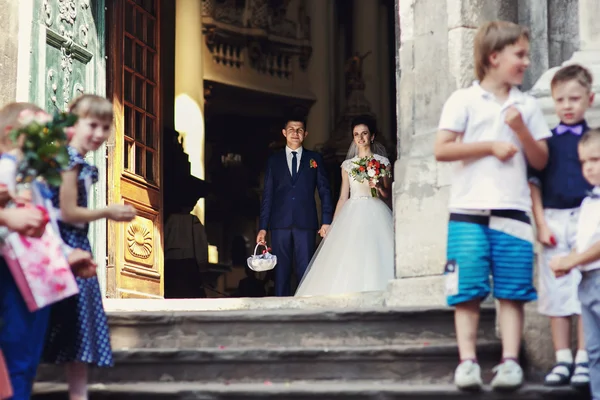 Sposa e sposo che escono dalla chiesa — Foto Stock