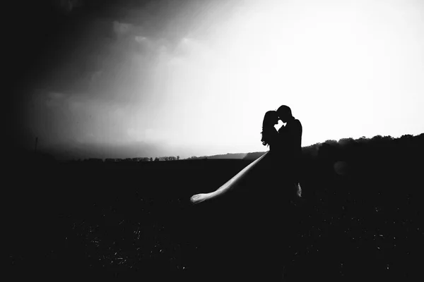 Romantisch sprookje jonggehuwde paar knuffel — Stockfoto