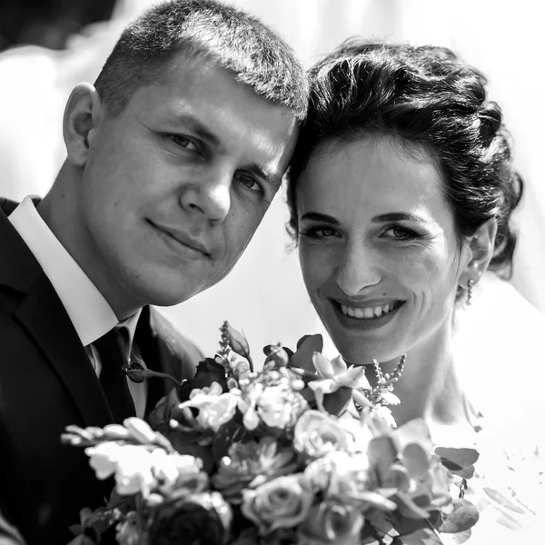 Joyeux marié et mariée souriant — Photo