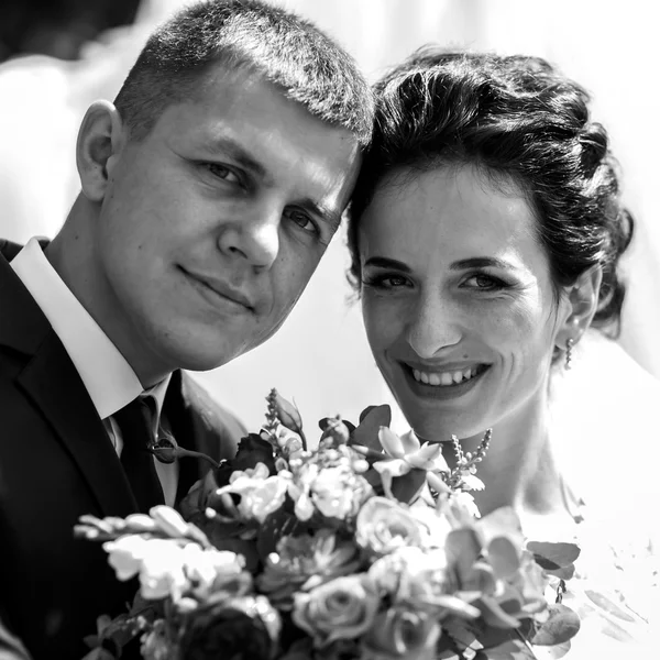 Feliz novia y novio sonrientes — Foto de Stock