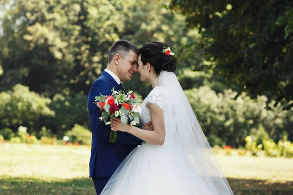 Joyeux couple de jeunes mariés — Photo