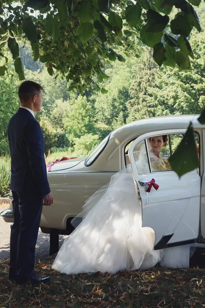 レトロな車の美しいブルネットの花嫁 — ストック写真